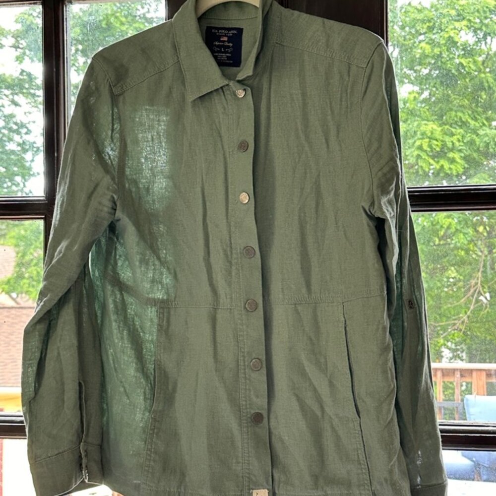 Khaki snap-down collared shirt